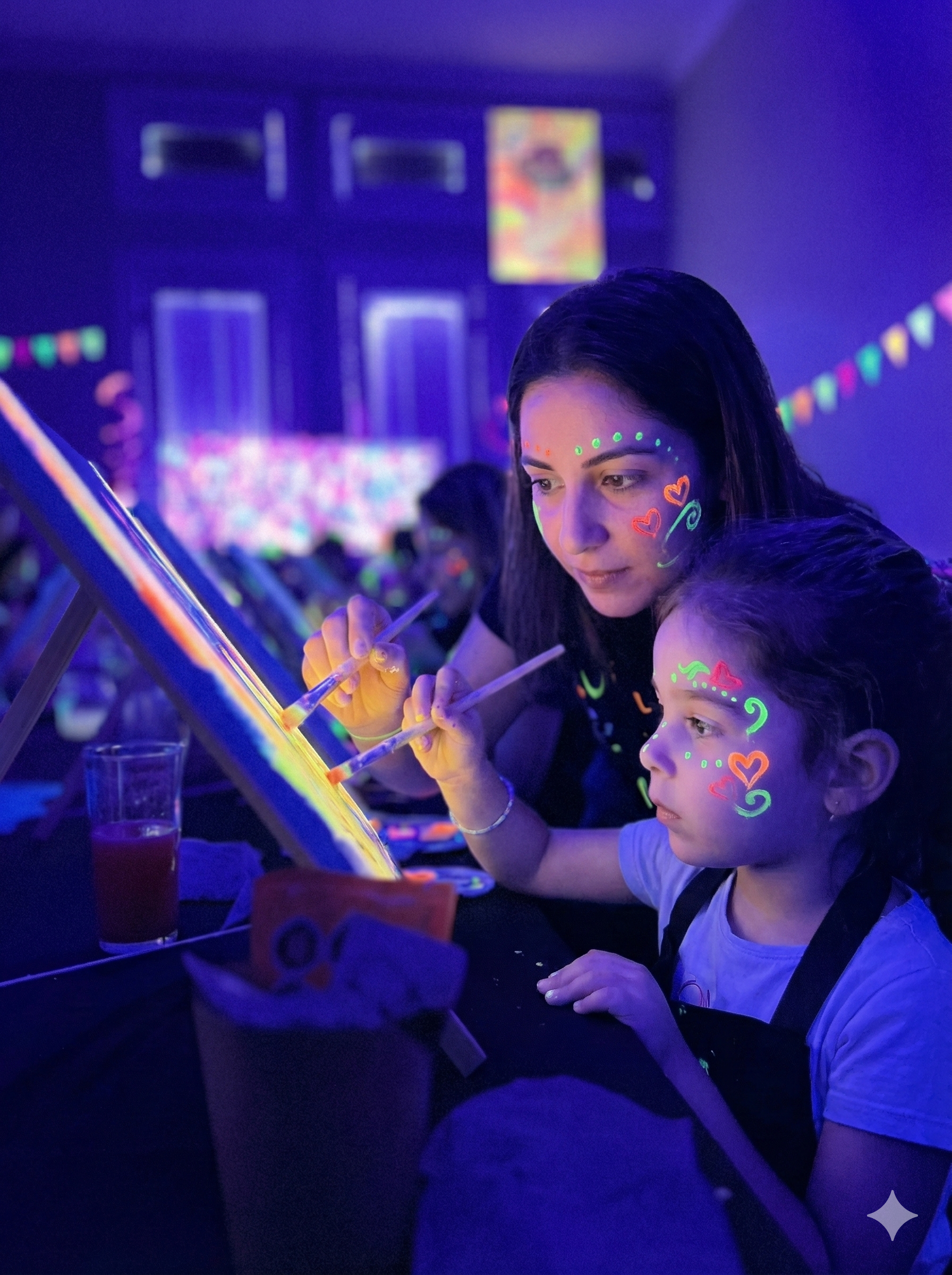Taller de Pintura Fluorescente Familiar | Panorama para Padre/Madre e Hijo(a) en Santiago - 01 padre/madre y 01 niñ@ - 06/06/2026