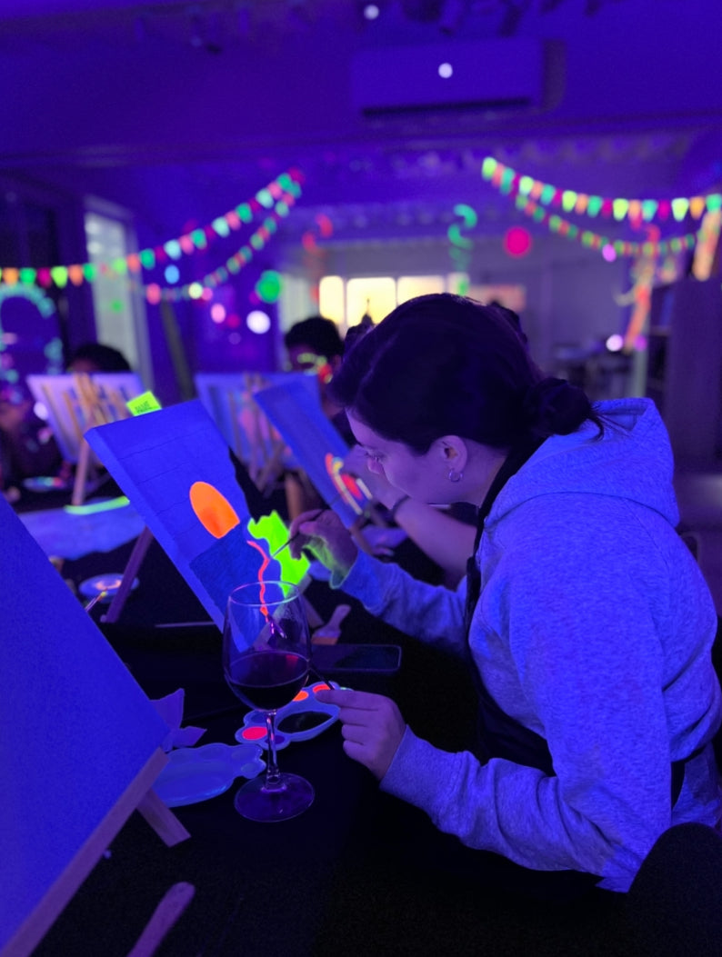 Taller de Pintura Fluorescente en Ñuñoa: Experiencia Individual de Arte Neón - 1 Persona - 06-06-2026